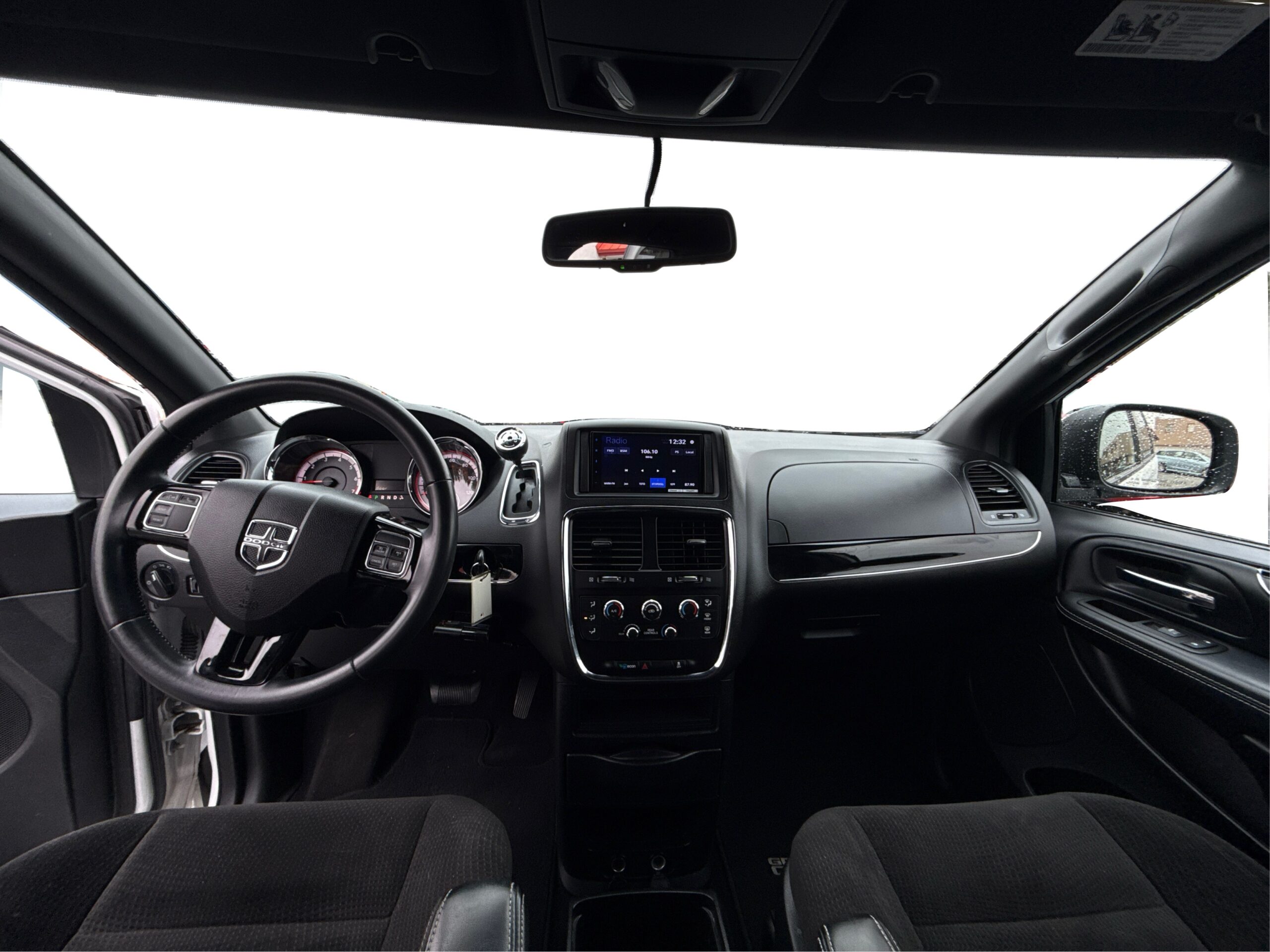 2_white_1763570021_in_001_1