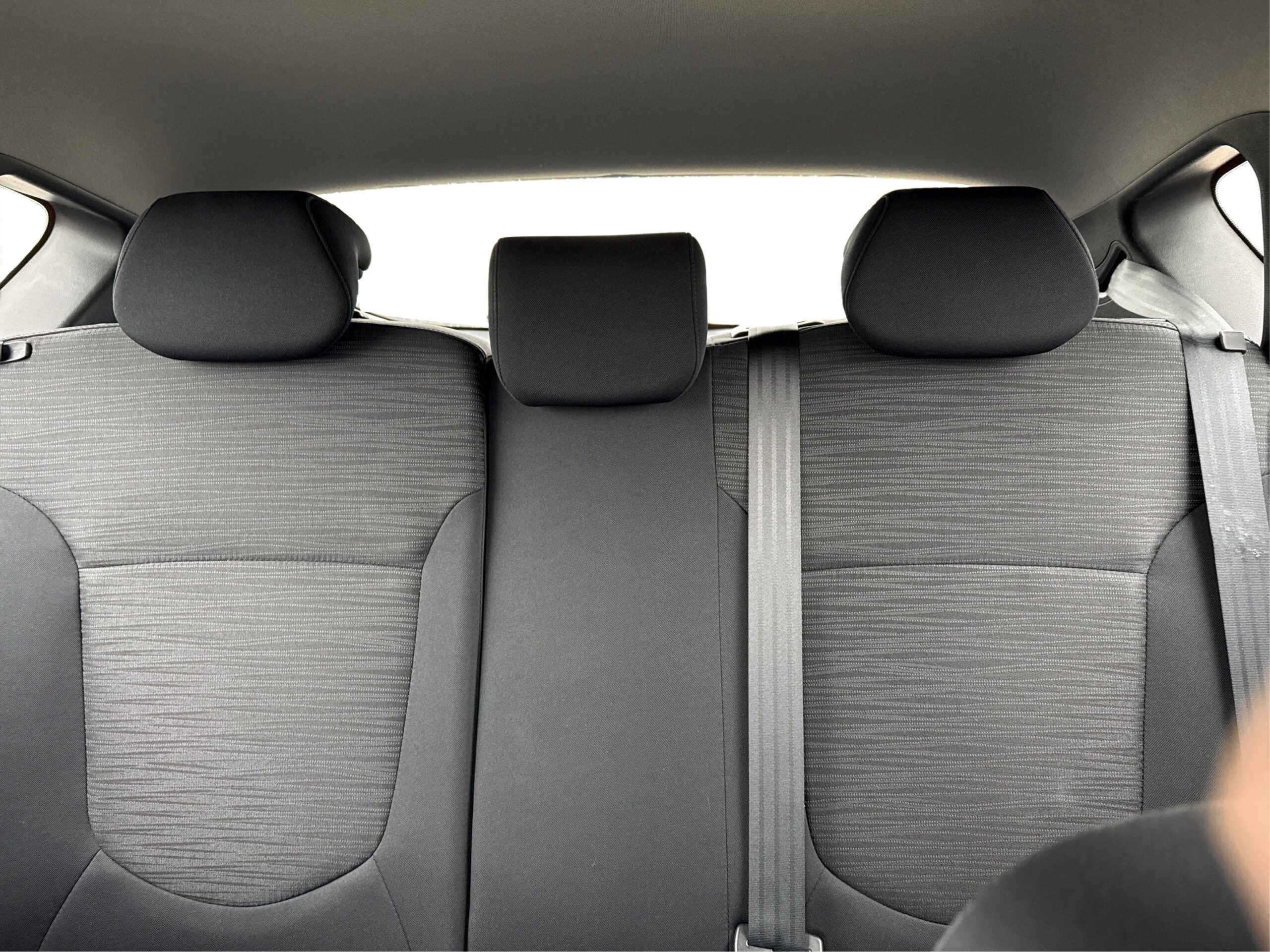 2_white_1763573188_in_001_2